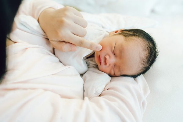 0個月寶寶 親子互動 觸摸